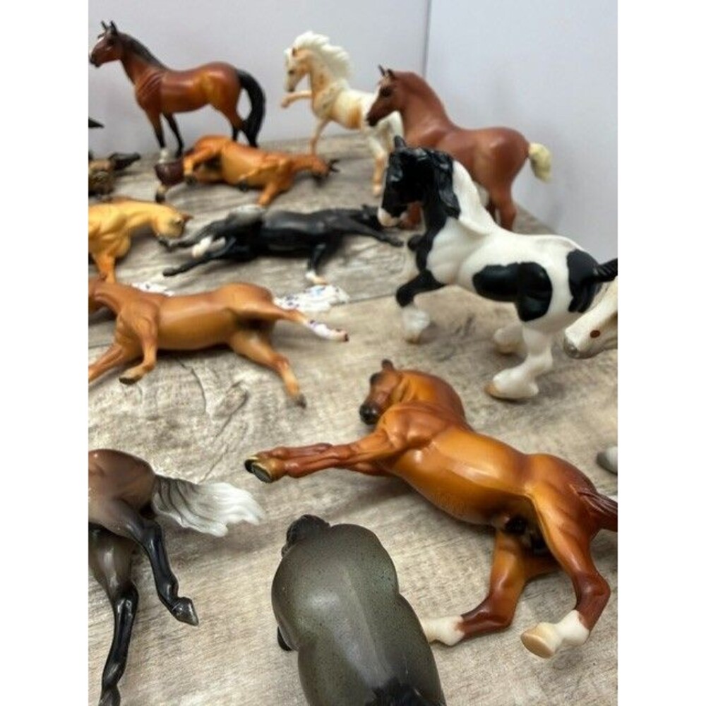 Huge Lot Of 44 Breyer Reeves Horses Stablemates 1/32 Assorted - Picture 7 of 10